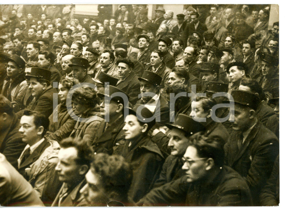 1957 PARIS Bourse Du Travail - Manifestazione postini CGT - CFTC *Foto 18x13 cm Fotografia d'epoca con didascalia coeva.  CONDIZIONI: FAIR (difetti di stampa e alone diffuso) FORMATO: 18x13 cm     originale e autentica 1