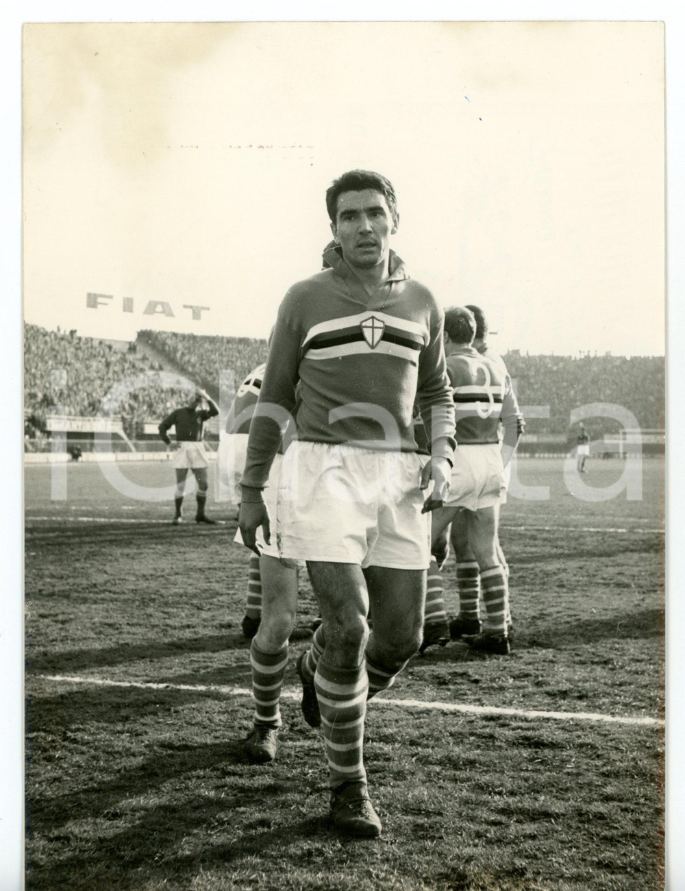1959 CALCIO Serie A - FIORENTINA-SAMPDORIA 4-1 Espulsione di Guido VINCENZI  Fotografia d'epoca con didascalia coeva.  CONDIZIONI: G (ma piccola piegatura all'angolo superiore sinistro) FORMATO: 13x18 cm     originale e autentica 1