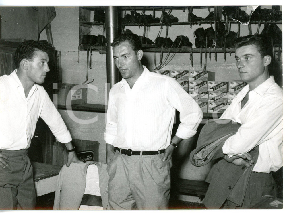 1955 ca MILANO - CALCIO Centrocampista Aldo CAMPATELLI dal calzolaio *Foto 18x13