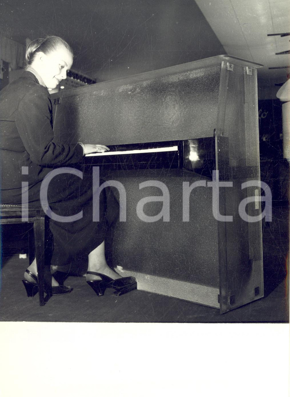 1956 FOIRE DE PARIS Stand PLEYEL - Nouveau piano en verre - Photo 13x18 Fotografia d'epoca con didascalia coeva.  CONDIZIONI: FAIR (sovraimpressioni)FORMATO: 13x18 cm     originale e autentica 1