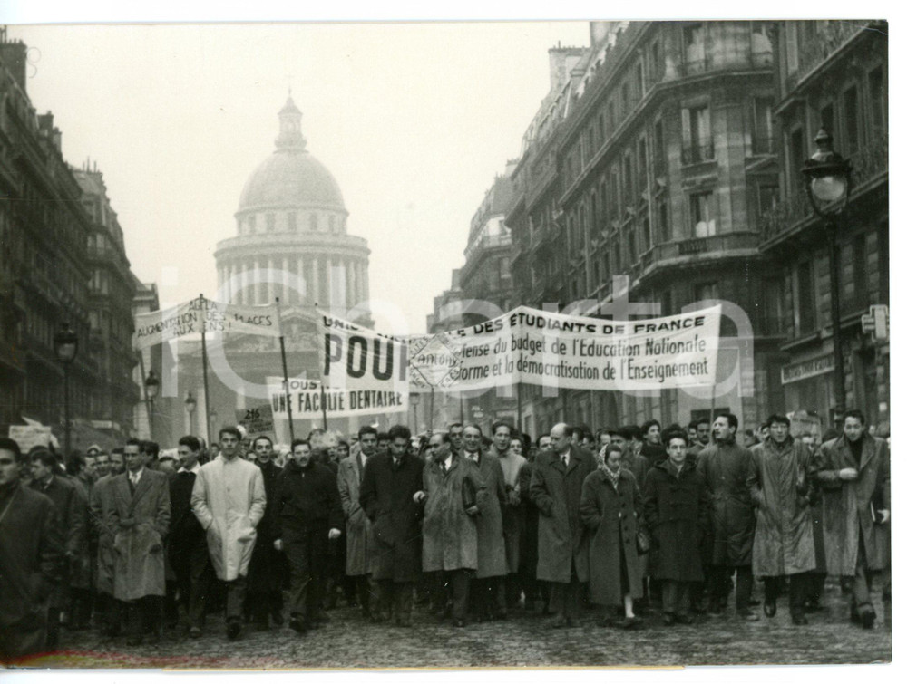 1957 PARIS Rue Soufflot - Manifestazione studentesca per l'aumento delle tasse Fotografia d'epoca con didascalia coeva.  CONDIZIONI: G (ma lievi rigature al margine sinistro) FORMATO: 18x13 cm     originale e autentica 1