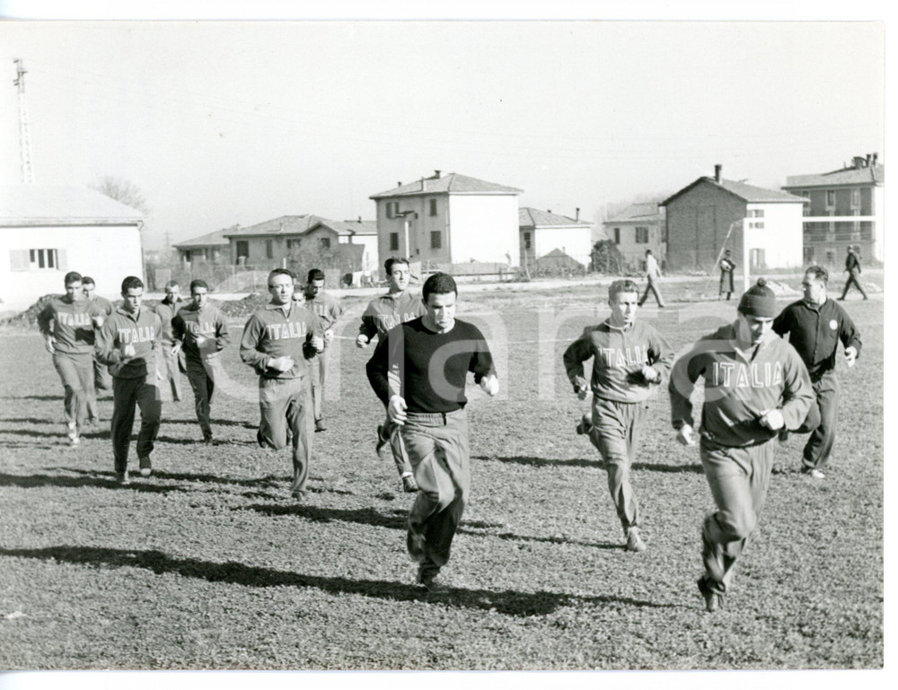 1957 BOLOGNA Allenamento NAZIONALE Mario DAVID - Armando SEGATO - Eddie FIRMANI Fotografia d'epoca con didascalia coeva.  CONDIZIONI: G (ma lieve sovraimpressione al centro) FORMATO: 18x13 cm     originale e autentica 1
