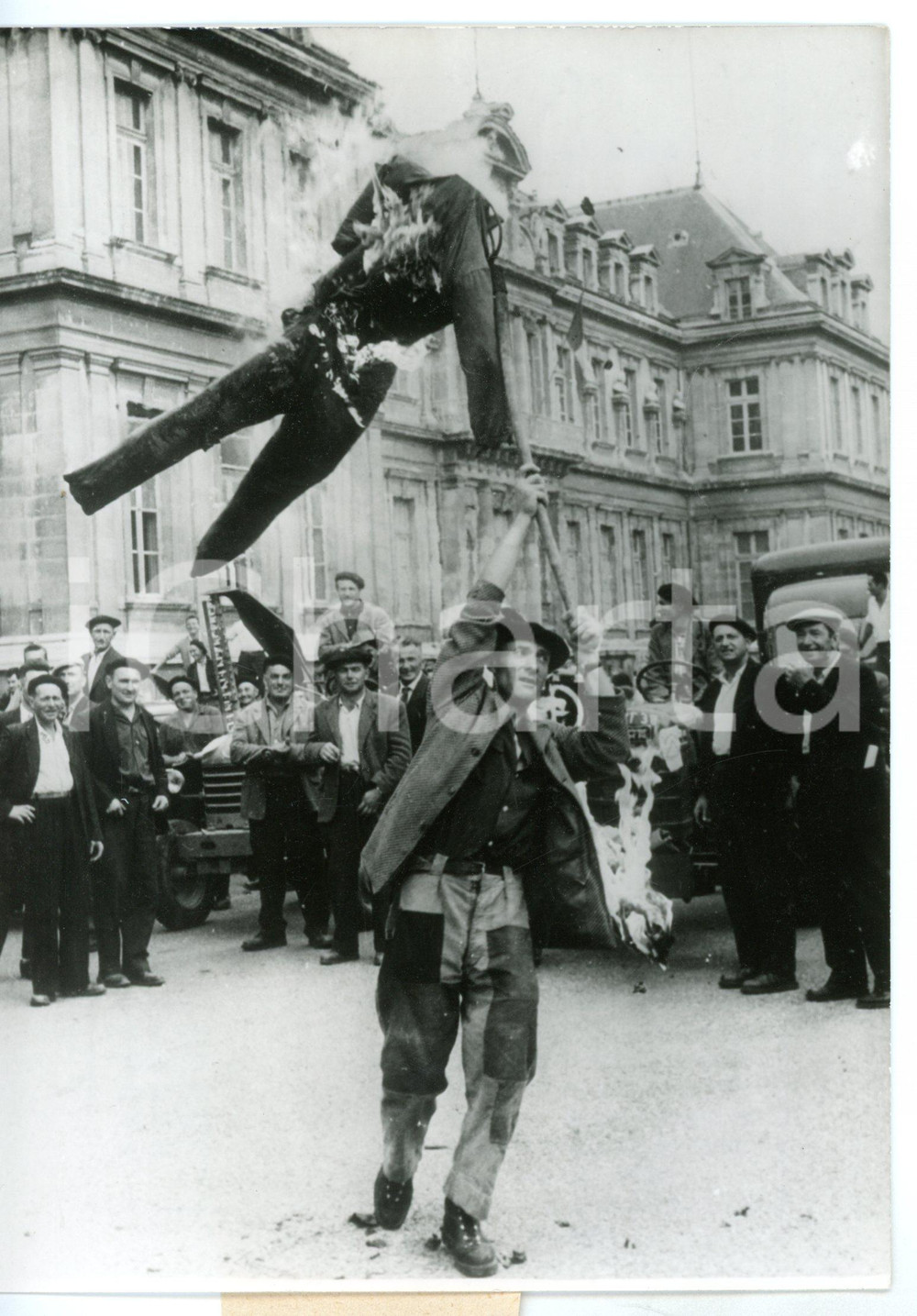 1961 GRENOBLE Contadini bruciano fantoccio di Michel DEBRÃ‰ in segno di protesta Fotografia d'epoca con didascalia coeva.  CONDIZIONI: FAIR (piegatura al margine destro) FORMATO: 13x18 cm      originale e autentica 1
