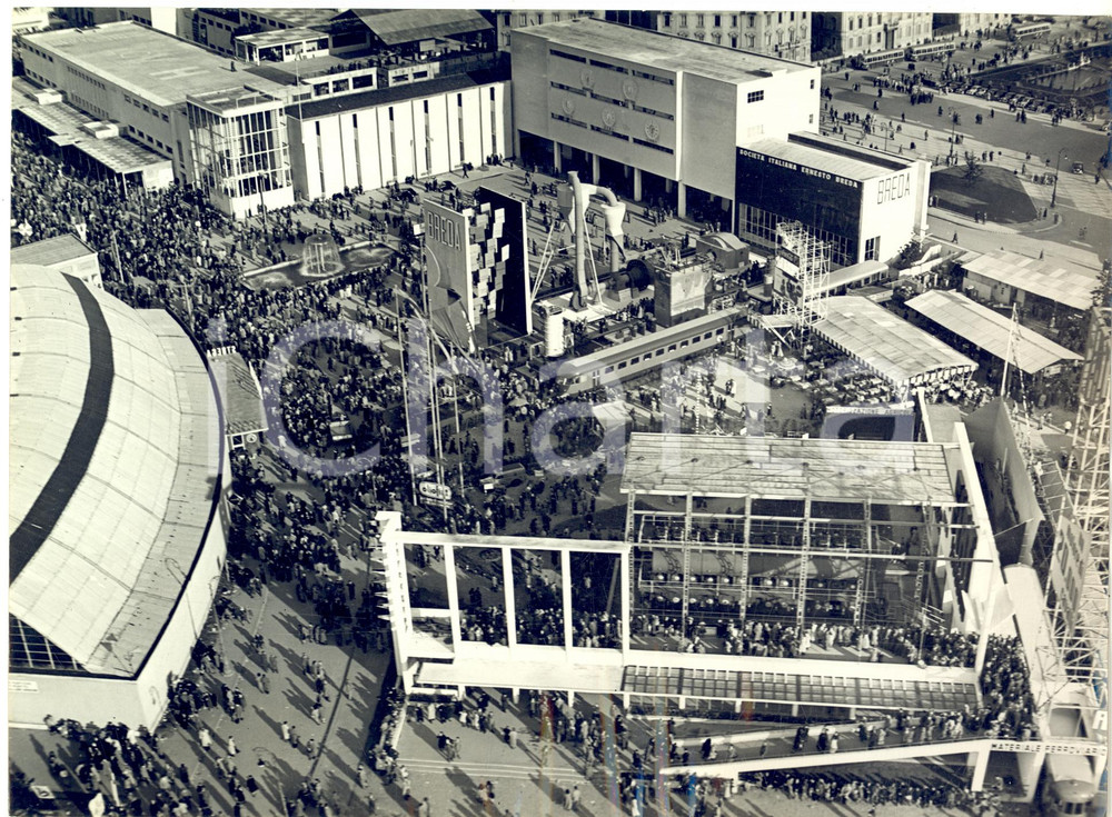 1952 FIERA DI MILANO Veduta aerea con padiglione BREDA - Foto 24x18 cm Fotografia d'epoca con didascalia coeva. CONDIZIONI: POOR (increspature al margine inferiore)FORMATO: 24x18 cm     originale e autentica 1