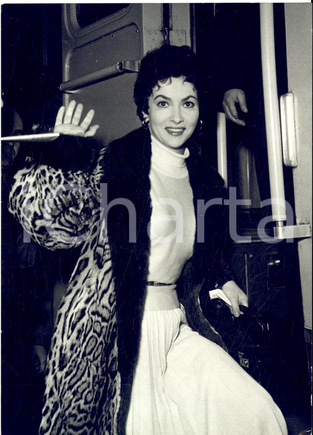 1957 ROMA Gina LOLLOBRIGIDA in partenza alla stazione *Foto 13x18 cm