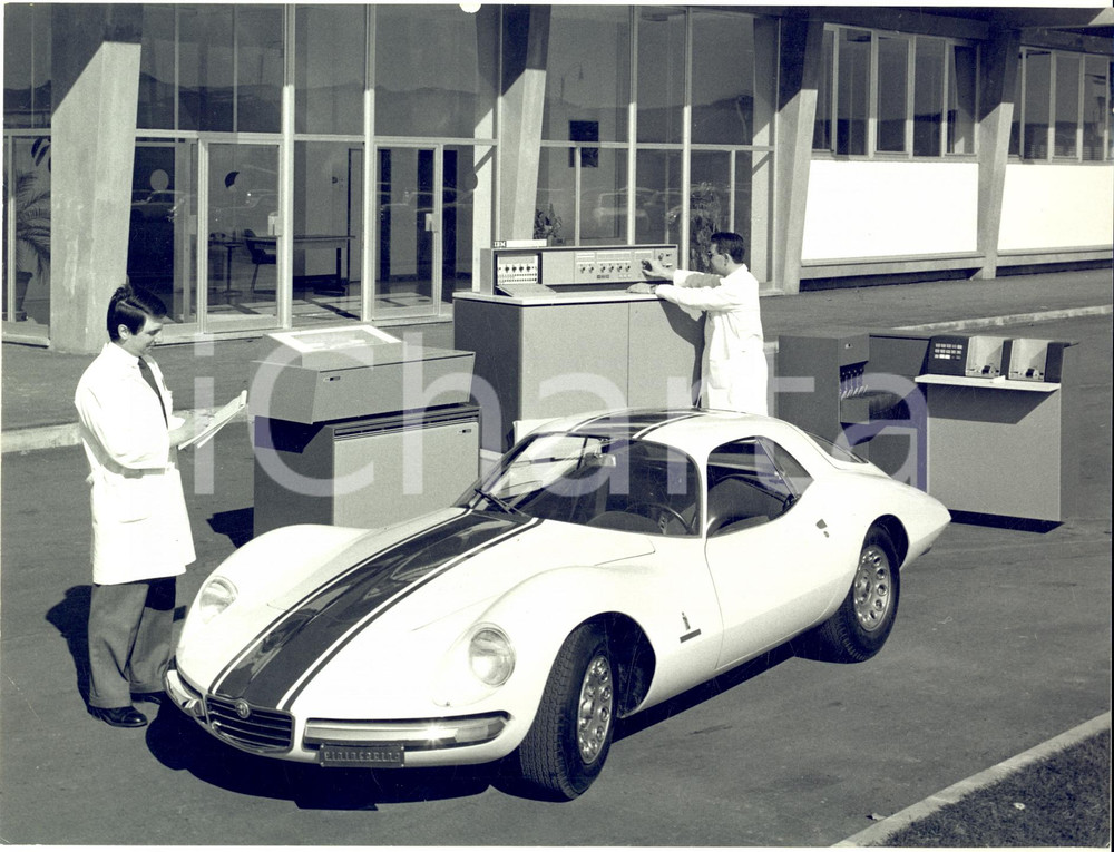 1965 TORINO Prototipo auto GIULIA SPORT Speciale monitorato da IBM System/360  Fotografia d'epoca con didascalia coeva al verso.   CONDIZIONI: FAIR (piegatura angolare e piccola mancanza di pellicola al margine superiore) FORMATO: 24x18 cm     originale e autentica 1