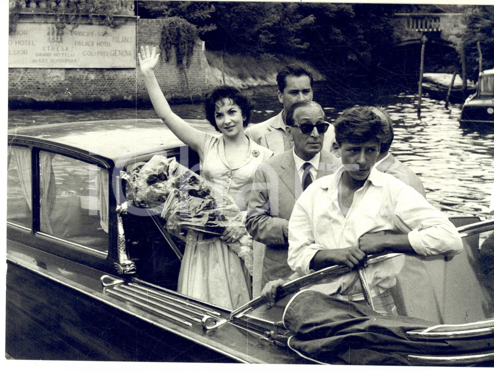 1956 VENEZIA Mostra del Cinema - Arrivo Gina LOLLOBRIGIDA *Foto 18x13 cm Fotografia d'epoca con didascalia coeva.  CONDIZIONI: FAIR (impressione al margine inferiore)FORMATO: 18x13 cm     originale e autentica 1