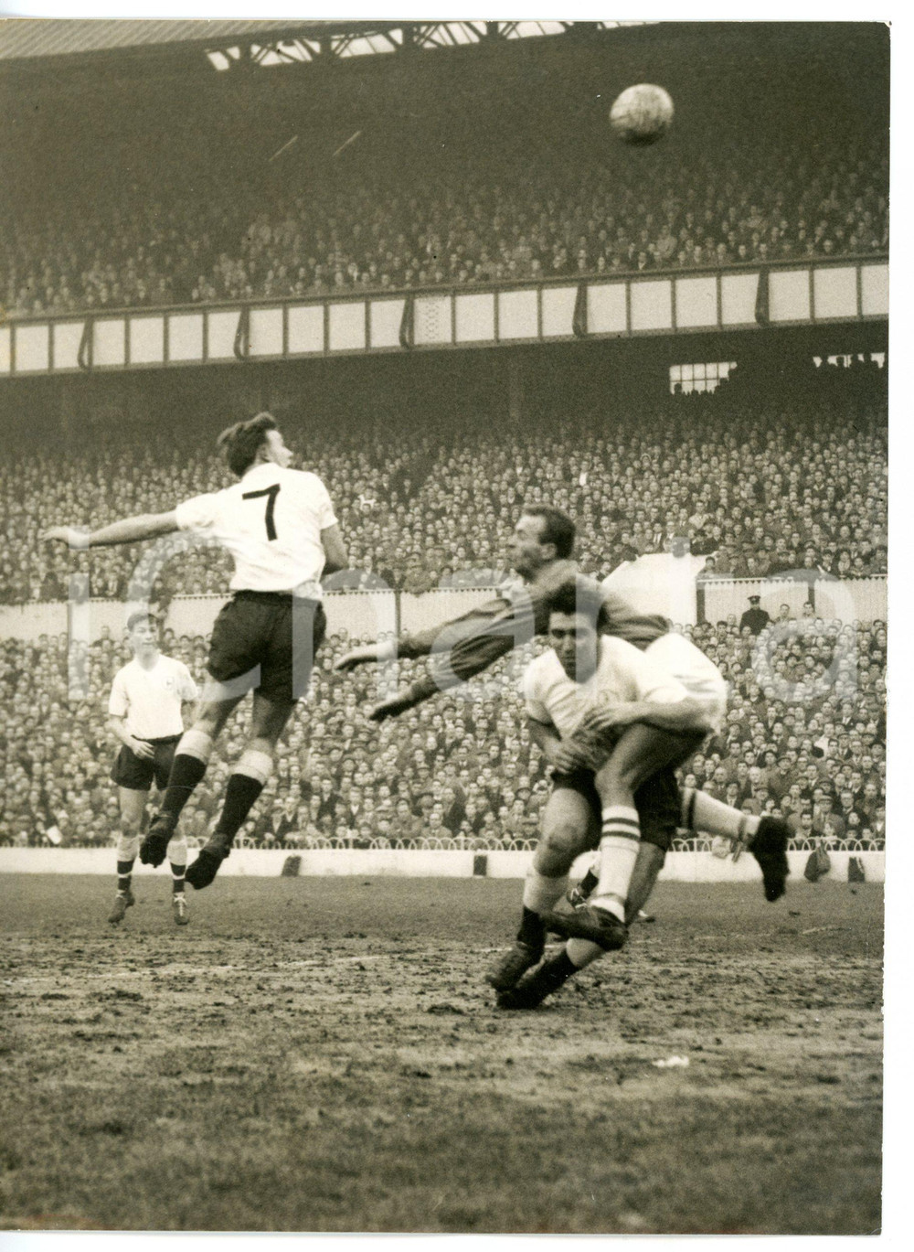 1960 FOOTBALL - TOTTENHAM-BLACKBURN ROVERS 5-2 Brian REEVES - Bobby SMITH *Foto Fotografia d'epoca con didascalia coeva.  CONDIZIONI: FAIR (bassa qualit&agrave; di stampa; piccole piegature ai margini) FORMATO: 15x20 cm     originale e autentica 1