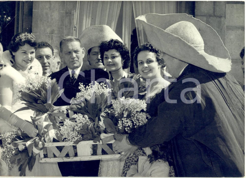 1957 PARIS 1er Mai - RenÃ© COTY reÃ§oit du muguet porte-bonheur *Photo 18x13 cm Fotografia d'epoca con didascalia coeva.  CONDIZIONI: POOR (piegature al lato sinistro)FORMATO: 18x13 cm      originale e autentica 1