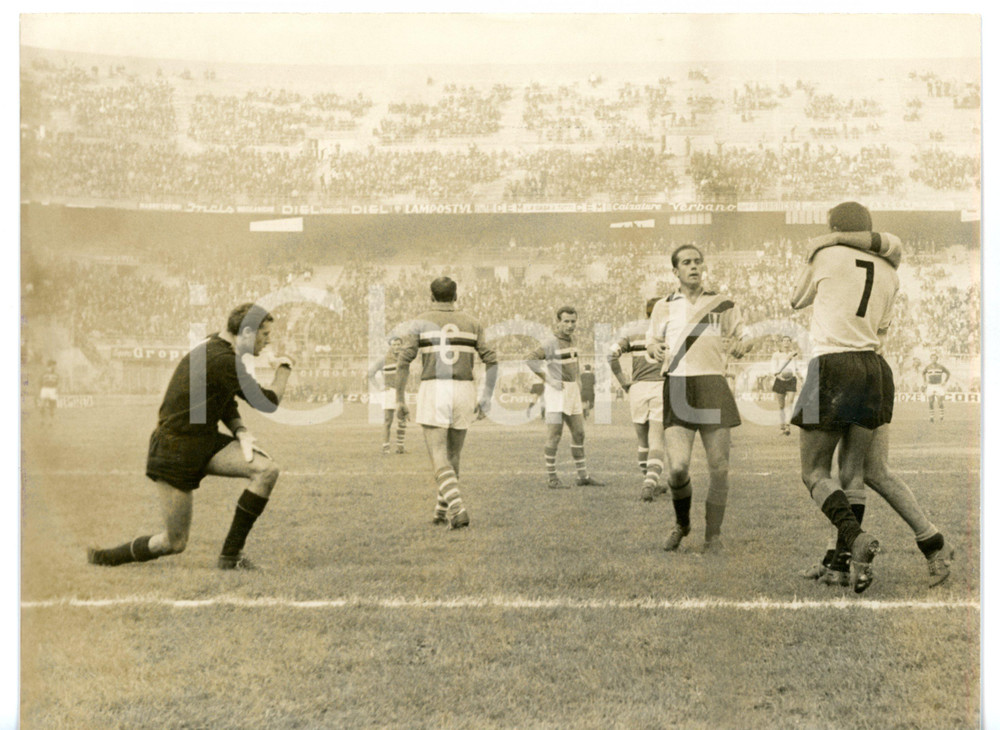 1963 CALCIO Serie A - INTER-SAMPDORIA 1-0 Esultanza dopo gol di Jair DA COSTA