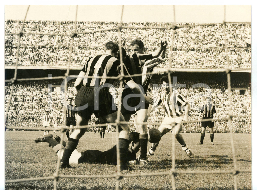 1960 CALCIO Serie A - INTER-JUVENTUS 0-3 Parata Antonio ANNIBALE su John CHARLES Fotografia d'epoca con didascalia coeva.  CONDIZIONI: FAIR (difetti di stampa; lieve alone diffuso) FORMATO: 24x18 cm     originale e autentica 1
