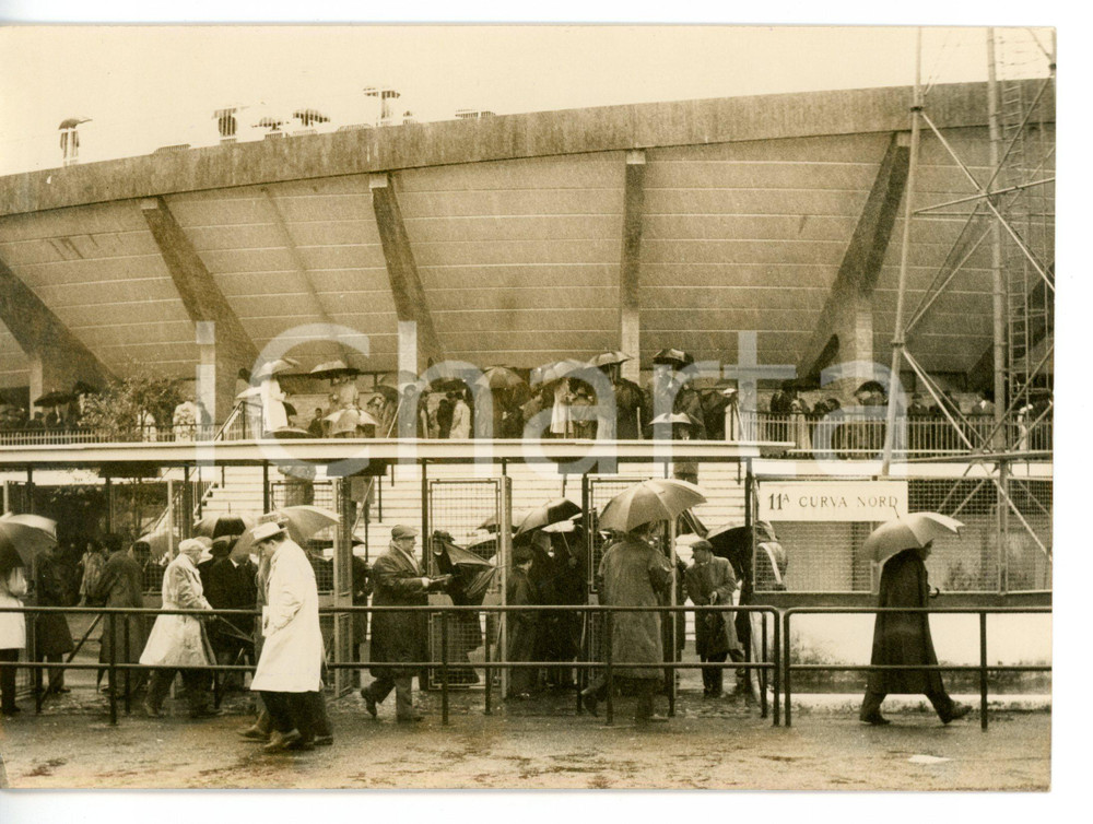 1960 CALCIO LAZIO-GENOA Rimandata - Tifosi lasciano gli spalti causa maltempo Fotografia d'epoca con didascalia coeva.  CONDIZIONI: G (ma lieve alone diffuso) FORMATO: 18x13 cm     originale e autentica 1