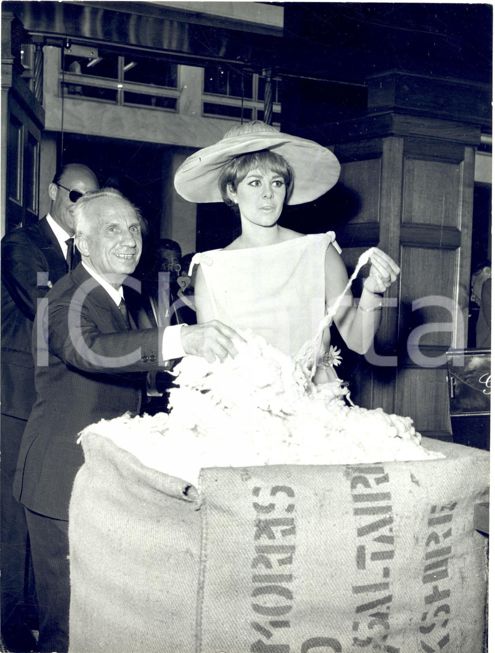 1965 MILANO Miss Mondo Ann SYDNEY a un'asta di beneficenza *Foto 18x24 cm Fotografia d'epoca con didascalia coeva.  CONDIZIONI: poor (piegature al lato sinistro; lieve impressione del timbro)     originale e autentica 1