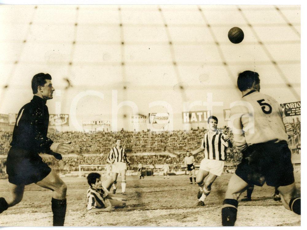 1955 ca TORINO CALCIO - JUVENTUS Tiro in porta di Omar SIVORI *Foto 18x13 cm Fotografia d'epoca con didascalia coeva.  CONDIZIONI: FAIR (lieve alone diffuso) FORMATO: 18x13 cm     originale e autentica 1