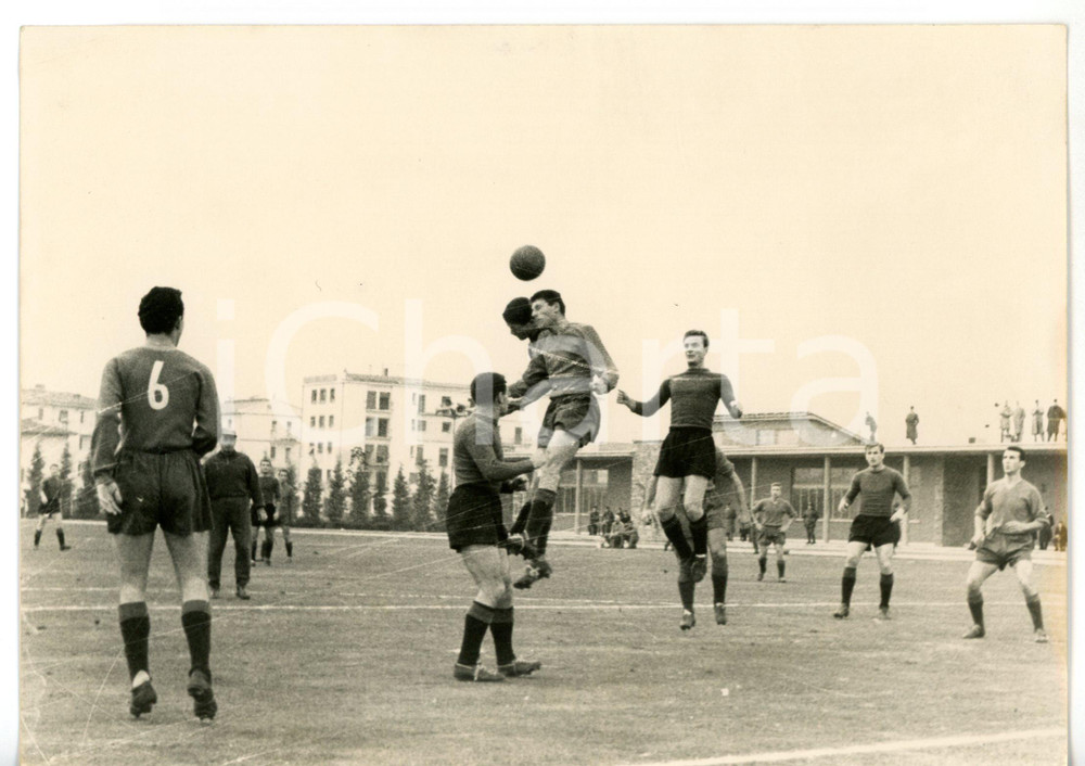 1960 ca FIRENZE CALCIO Allenamento NAZIONALE ITALIANA Azione di Alberto ORLANDO Fotografia d'epoca con didascalia coeva.  CONDIZIONI: POOR (evidenti difetti di stampa; piegatura all'angolo superiore sinistro) FORMATO: 18x13 cm     originale e autentica 1