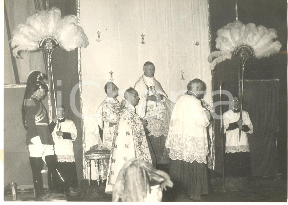 1959 CATANIA Consacrazione dell' Italia al Cuore Immacolato di Maria - Foto  Fotografia d'epoca, con didascalia coeva al verso, scattata in occasione del Congresso Nazionale Eucaristico.  CONDIZIONI: FAIR (ondulatura centrale) FORMATO: 18x13 cm     originale e autentica 1