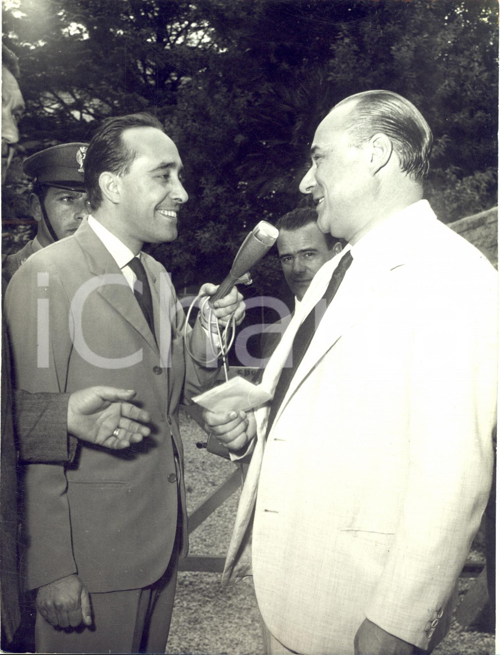 1958 ELEZIONI ROMA Mario RIVA si reca alle urne *Fotografia 18x24 cm Fotografia d'epoca con didascalia coeva.  CONDIZIONI: G (ma lievi difetti di stampa)     originale e autentica 1