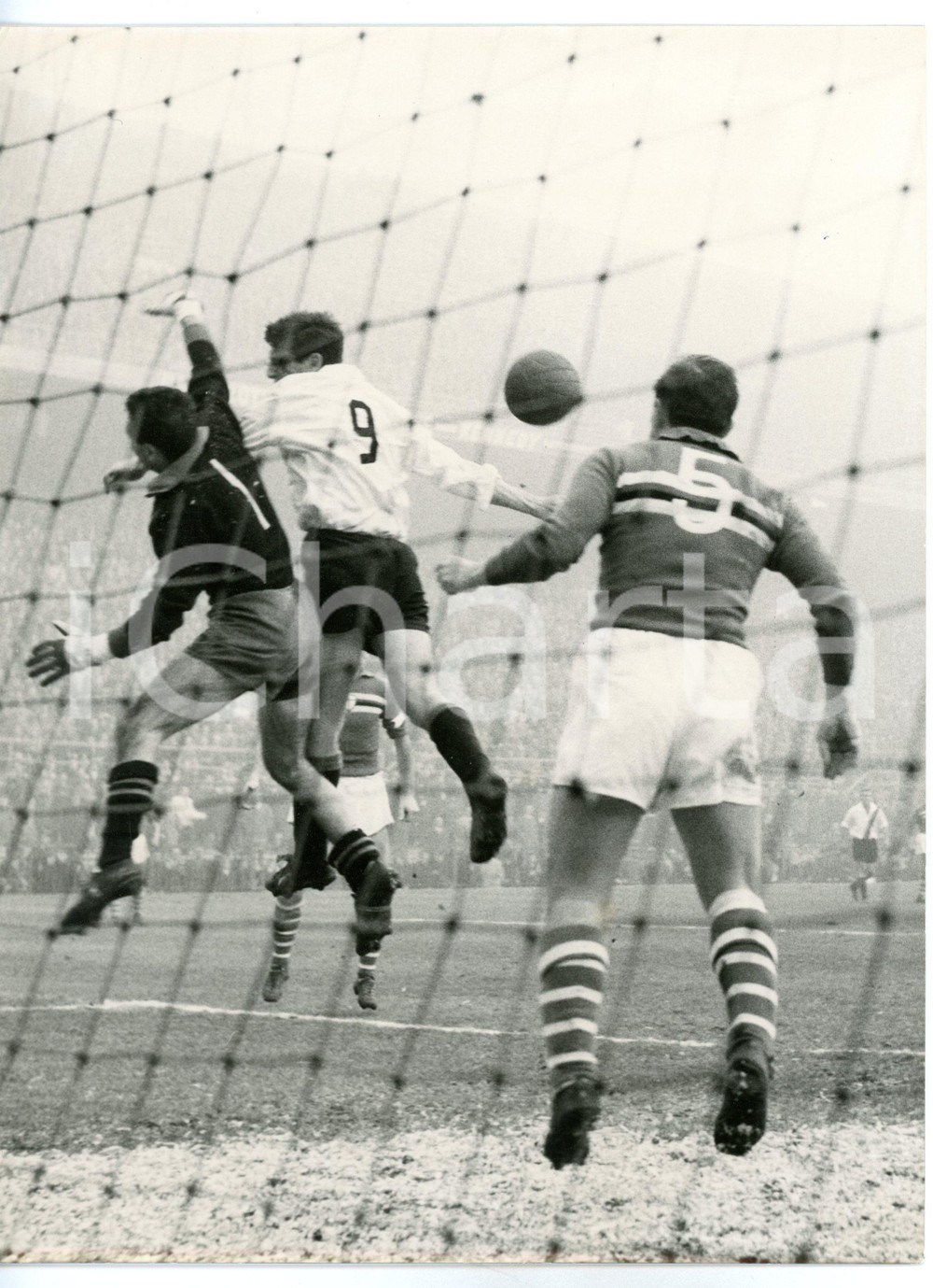 1960 CALCIO Serie A - INTER-SAMPDORIA 0-0 Parata alta di Ugo ROSIN *Foto 18x24 Fotografia d'epoca con didascalia coeva.  CONDIZIONI: G (ma lieve alone e sovraimpressione al margine destro) FORMATO: 18x24 cm     originale e autentica 1