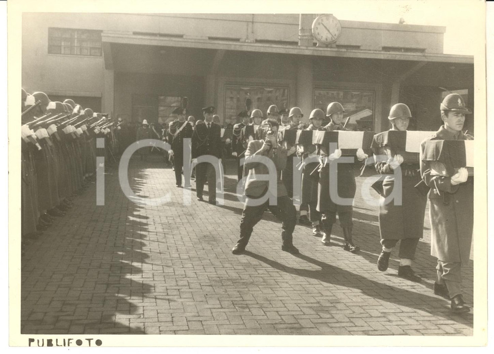 1960 GENOVA Cerimonia in onore dei resti di 78 soldati italiani *Foto 18x13  Fotografia d'epoca, con didascalia coeva al verso.La fotografia era stata scattata dopo lo sbarco delle salme dalla nave "Luigi".  CONDIZIONI: G (ma lieve increspatura centrale) FORMATO: 18x13 cm     originale e autentica 1