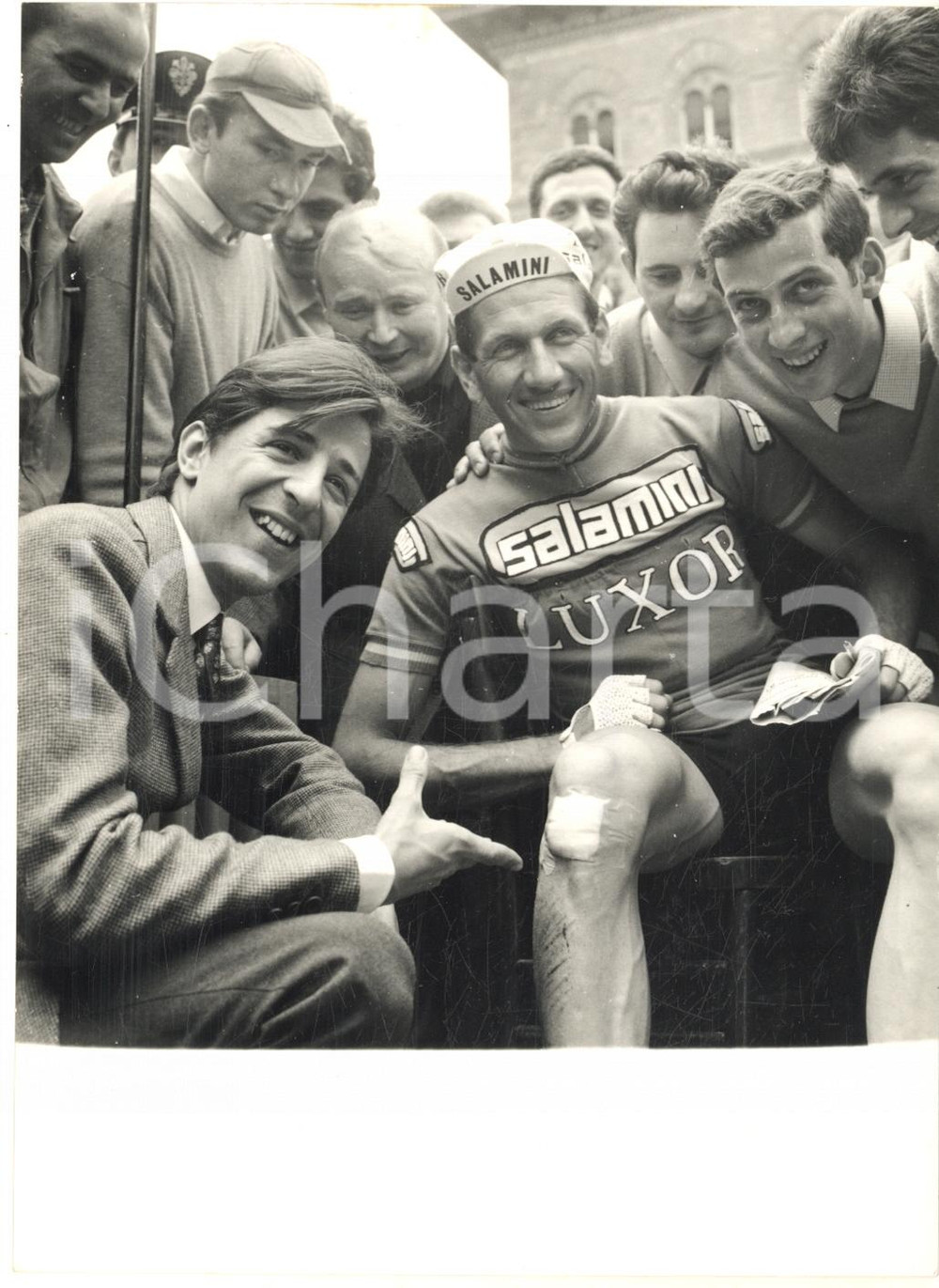 1967 CICLISMO GIRO D'ITALIA Giorgio GABER con Vittorio ADORNI infortunato *Foto Fotografia d'epoca con didascalia coeva al verso. CONDIZIONI: G (ma lieve sovraimpressione dell'inchiostro)FORMATO: 13x18 cm     originale e autentica 1