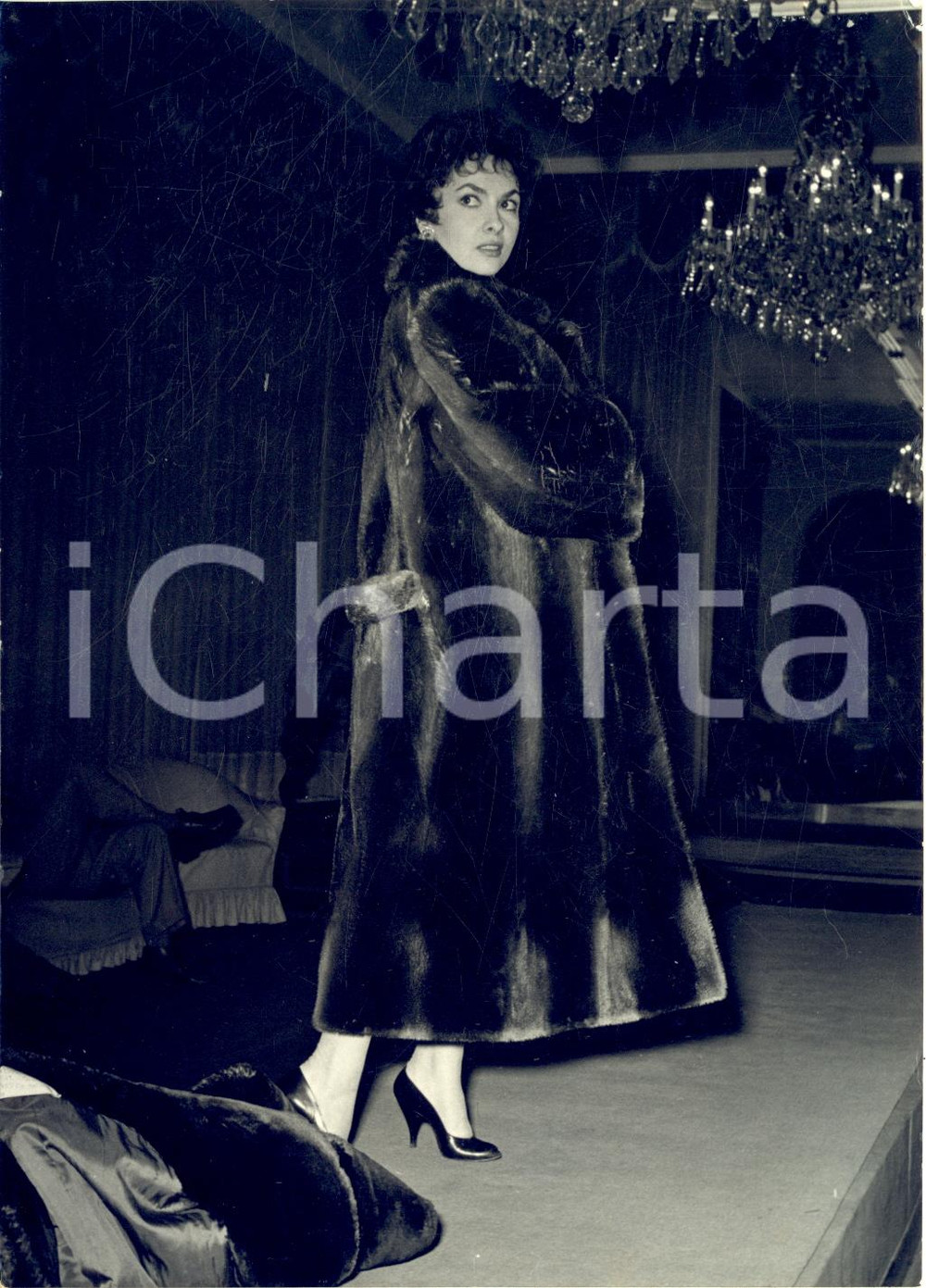 1956 TORINO Atelier RIVELLA - Gina LOLLOBRIGIDA prova una pelliccia *Foto