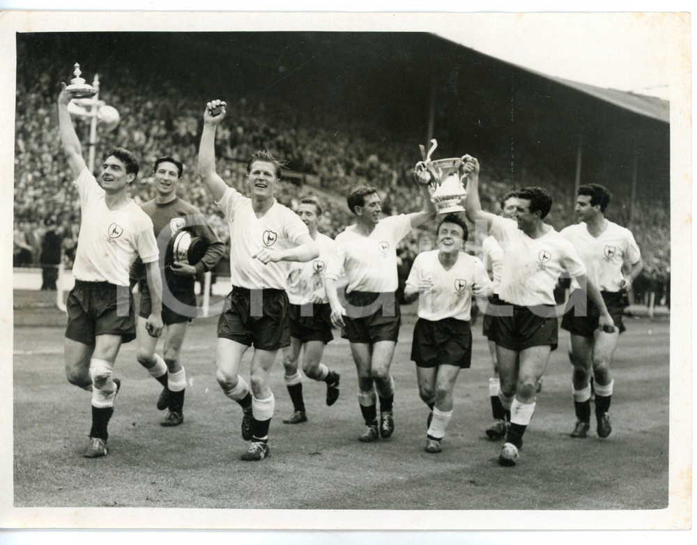 1961 WEMBLEY FOOTBALL - TOTTENHAM-LEICESTER CITY 2-0 Bobby SMITH holding FA CUP Fotografia d'epoca con didascalia coeva.  CONDIZIONI: POOR (piegature al margine sinistro) FORMATO: 20x15 cm     originale e autentica 1