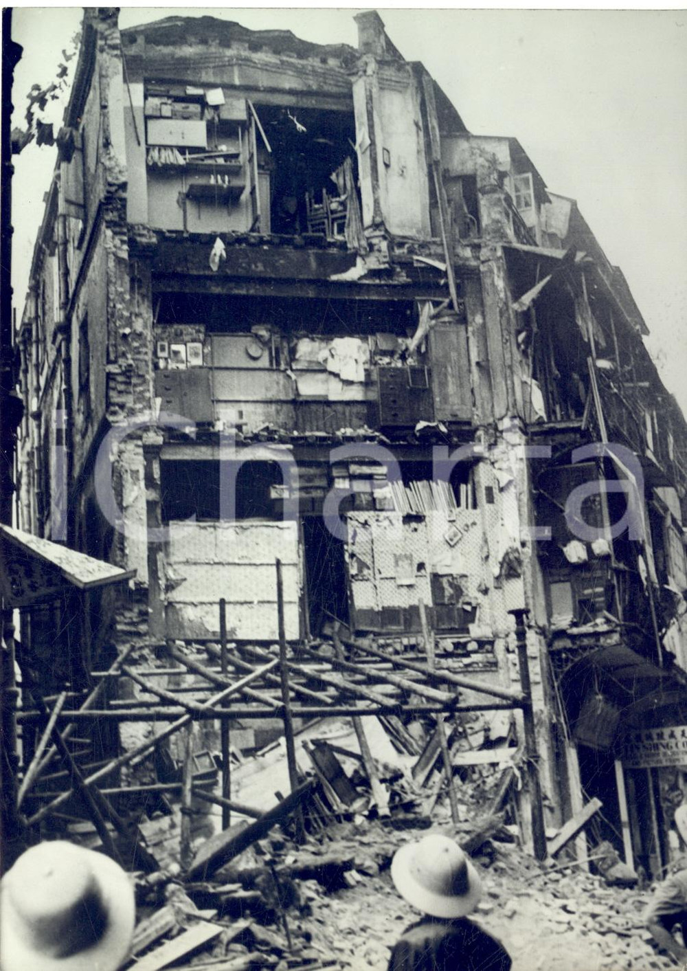 1959 HONG KONG Edificio devastato da un tornado - Fotografia 13x18 cm Fotografia d'epoca con didascalia coeva.  CONDIZIONI: G FORMATO: 13x18 cm     originale e autentica 1