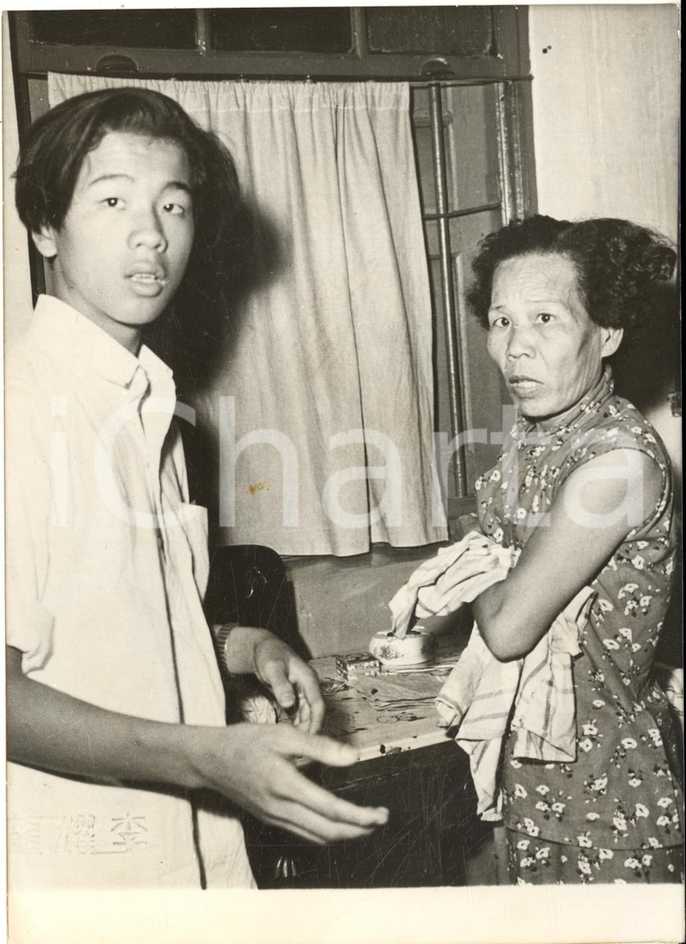 1960 KUALA LUMPUR Nozze Chee Keo Miu - Queck Teck Heng con 40 anni di differenza Fotografia d'epoca con didascalia coeva.  CONDIZIONI: FAIR (piegature al margine superiore) FORMATO: 13x18 cm     originale e autentica 1