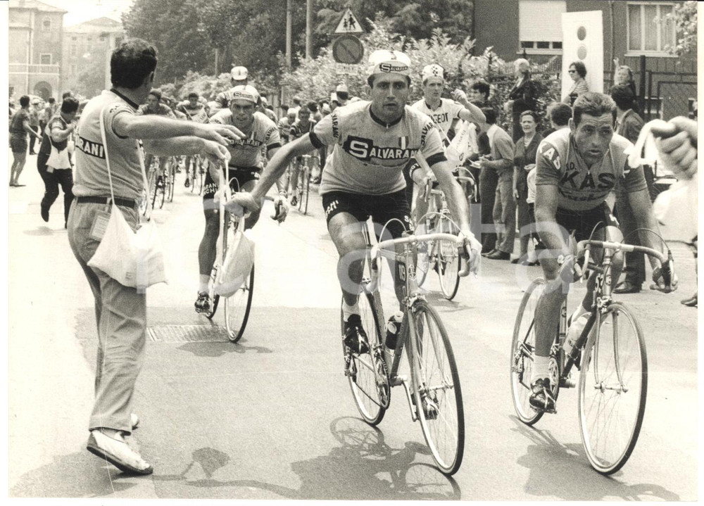 1967 CICLISMO GIRO D'ITALIA Rifornimento Italo ZILIOLI - Antonio GOMEZ DEL MORAL Fotografia d'epoca con didascalia coeva al verso. CONDIZIONI: G FORMATO: 18x13 cm     originale e autentica 1