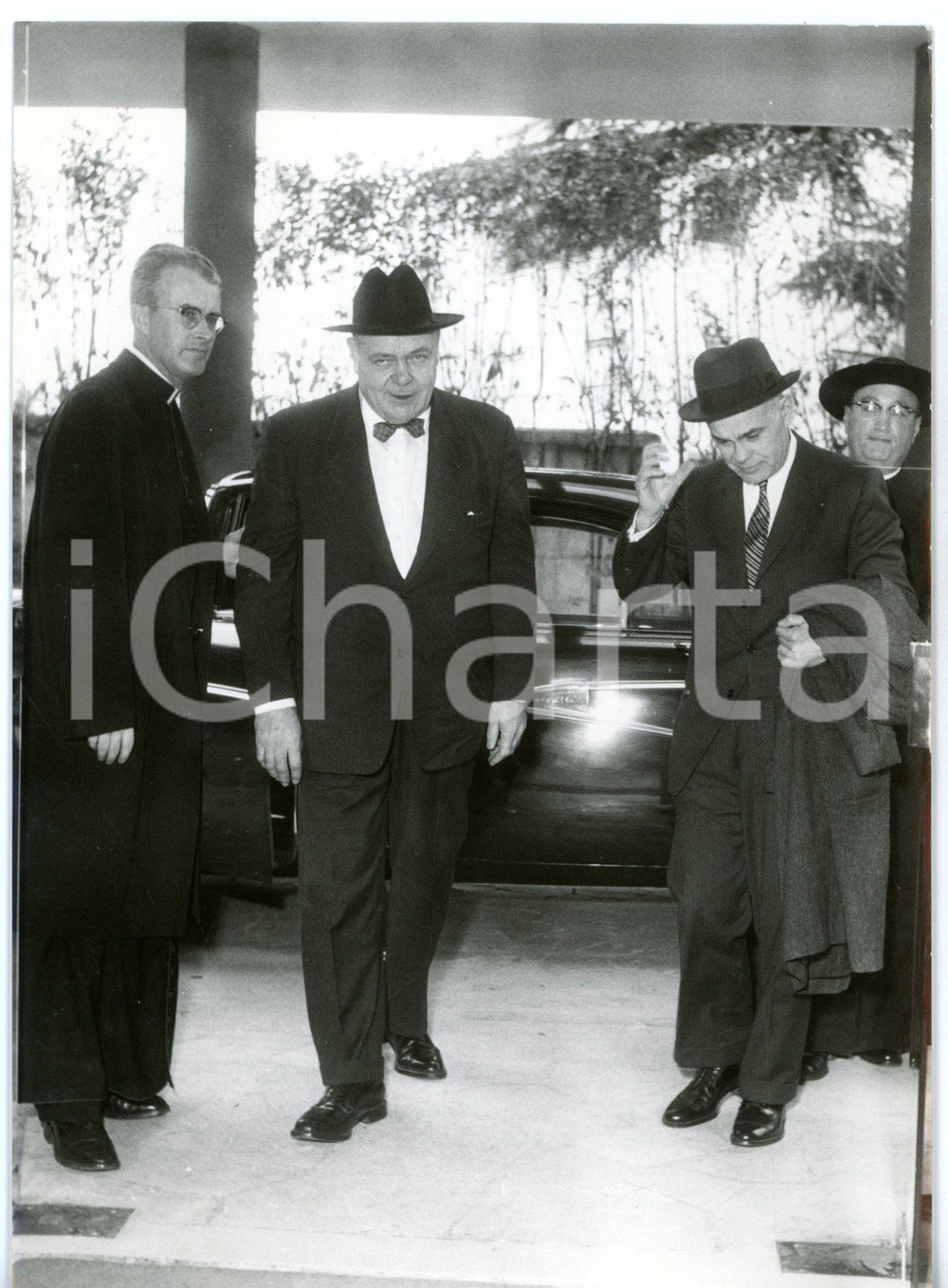 1958 ROMA Ralph BERGEN e John KELLY si recano in visita dal card. Samuel STRITCH Fotografia d'epoca con didascalia coeva.  CONDIZIONI: G FORMATO: 13x18 cm     originale e autentica 1