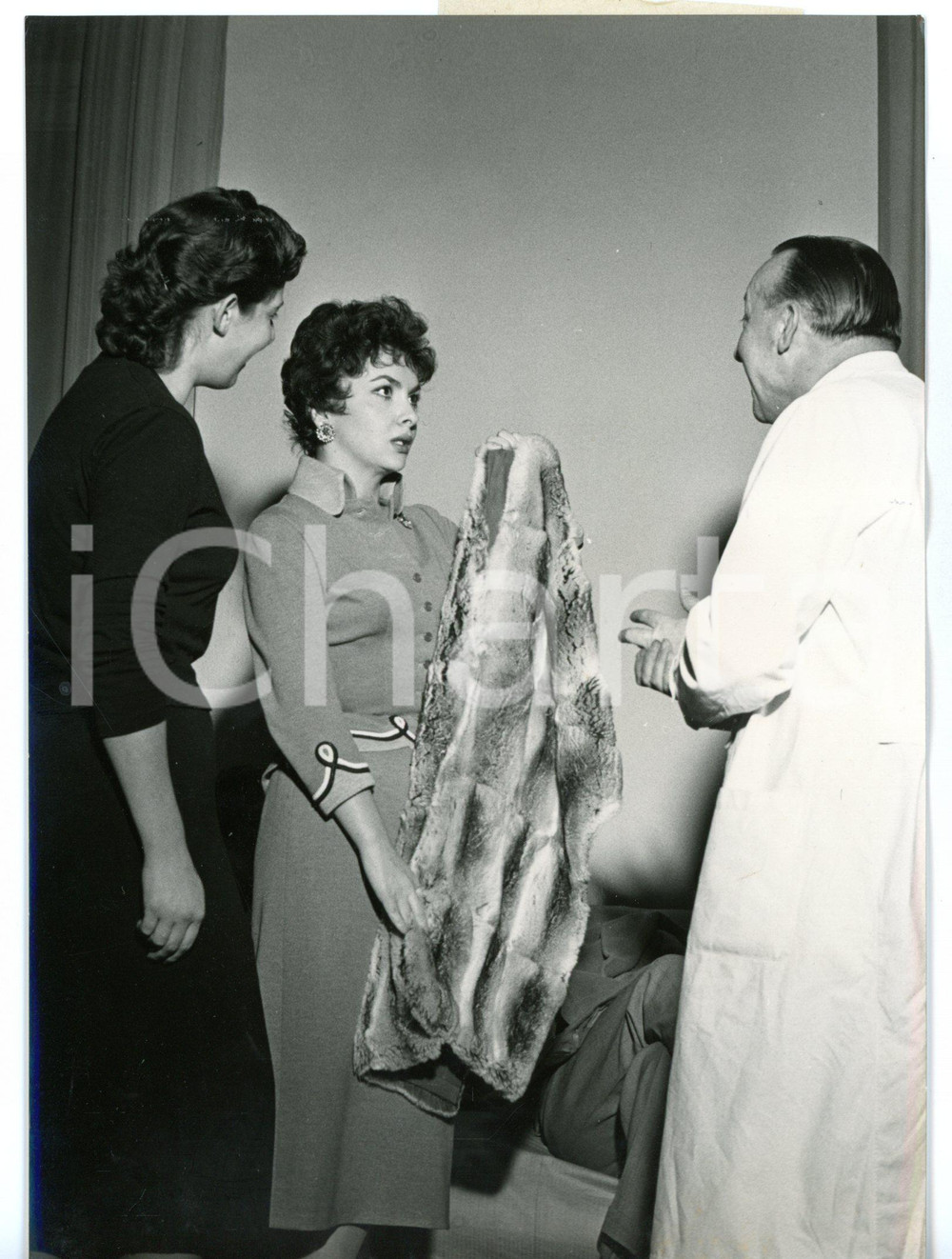 1956 TORINO Via Roma - Gina LOLLOBRIGIDA nella pellicceria RIVELLA *Foto 13x18  Fotografia d'epoca con didascalia coeva.  CONDIZIONI: G (ma lieve ondulatura) FORMATO: 13x18 cm     originale e autentica 1