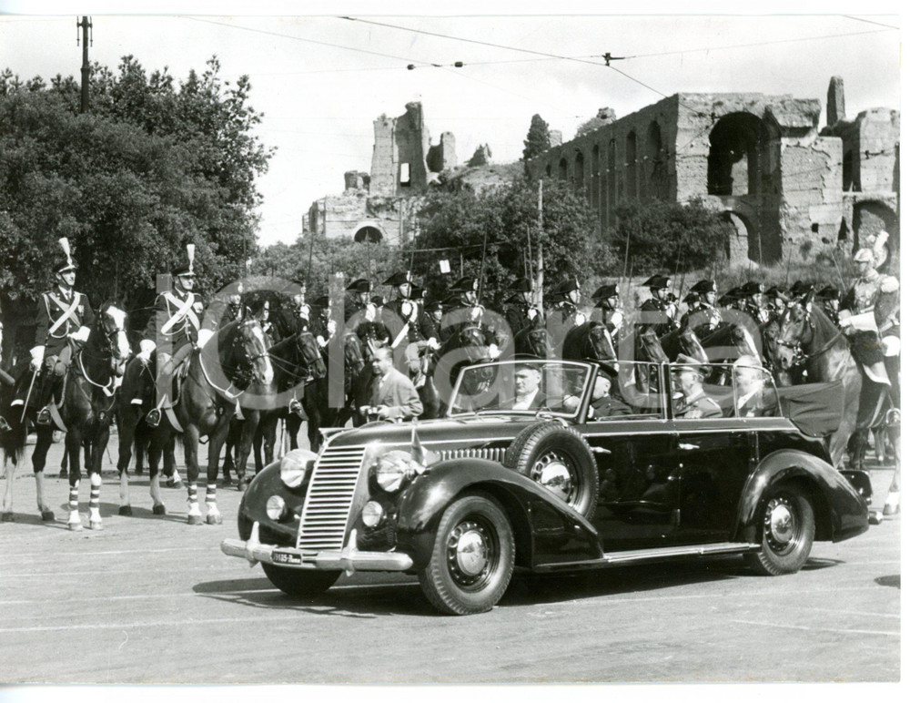 1956 ROMA Festa della REPUBBLICA Cavalleria al passaggio dell'auto presidenziale Fotografia d'epoca con didascalia coeva.  CONDIZIONI: G (ma lievi sovraimpressioni) FORMATO: 18x13 cm     originale e autentica 1