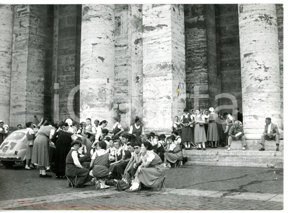 1957 ROMA Convegno GioventÃ¹ Operaia Cattolica - Incontro dei partecipanti *Foto Fotografia d'epoca con didascalia coeva.  CONDIZIONI: G (ma piccolo residuo adesivo) FORMATO: 18x13 cm      originale e autentica 1