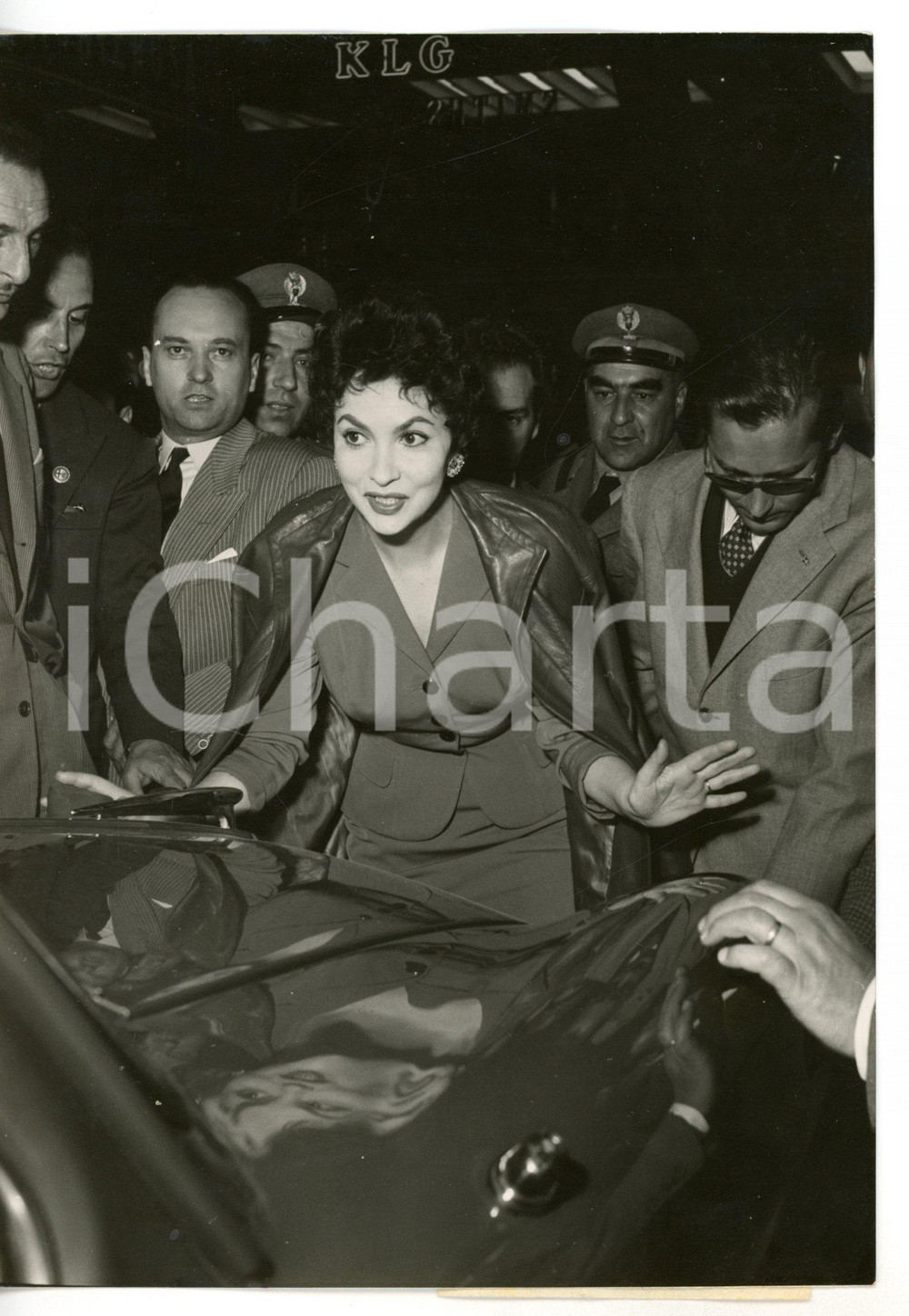 1955 TORINO Gina LOLLOBRIGIDA in visita al Salone dell'Automobile - Foto 13x18 Fotografia d'epoca con didascalia coeva.  CONDIZIONI: G (ma minima ondulatura al margine destro) FORMATO: 13x18 cm     originale e autentica 1