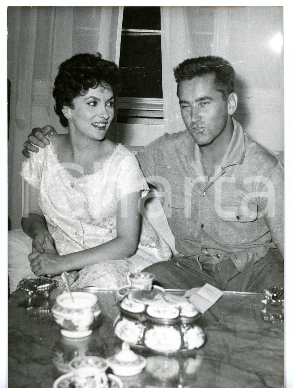 1957 ROMA Gina LOLLOBRIGIDA incinta con il marito Milko SKOFIC *Foto 13x18 cm Fotografia d'epoca con didascalia coeva.  CONDIZIONI: FAIR (bassa qualit&agrave; e difetti di stampa) FORMATO: 13x18 cm     originale e autentica 1