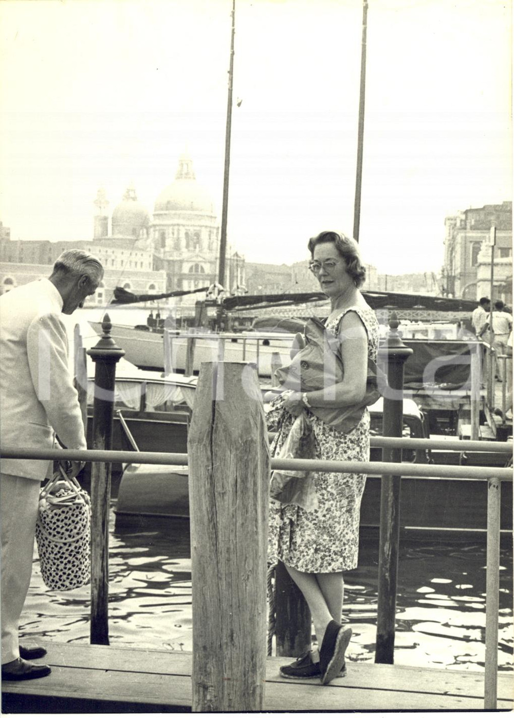 1959 VENEZIA Arrivo di Barbara YARDE-BULLER madre dell'AGA KHAN - Foto 13x18 cm Fotografia d'epoca con didascalia coeva.  CONDIZIONI: GFORMATO: 13x18 cm     originale e autentica 1
