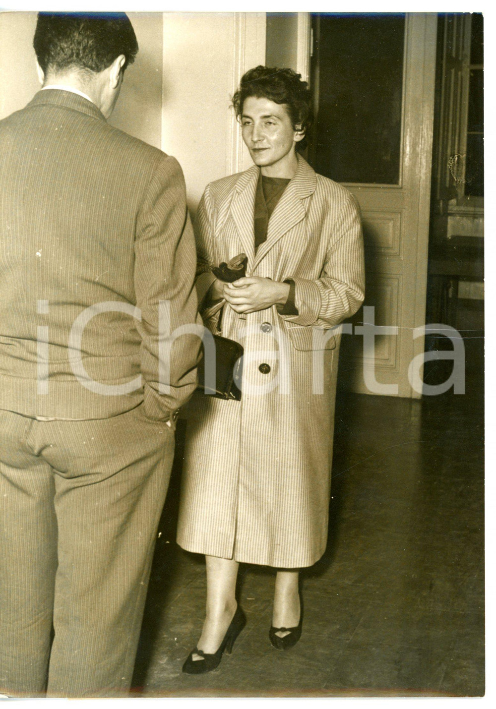 1957 LE KRACH DE MARSEILLE Maryse JACQUET-FRANCILLON au Palais de Justice *Photo Fotografia d'epoca con didascalia coeva.  CONDIZIONI: FAIR (alone diffuso; graffi al margine destro; difetti di stampa) FORMATO: 13x18 cm     originale e autentica 1