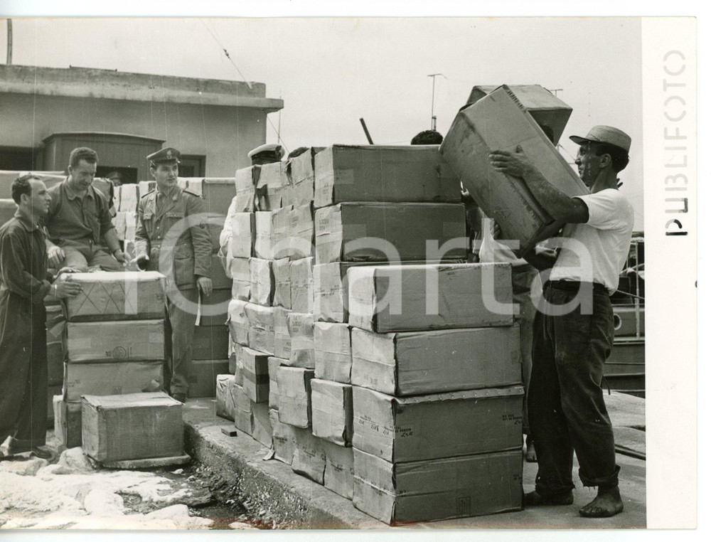 1955 NAPOLI - "FORTUNELLO" Blitz Guardia di Finanza per contrabbando sigarette Fotografia d'epoca con didascalia coeva.  CONDIZIONI: G FORMATO: 18x13 cm     originale e autentica 1