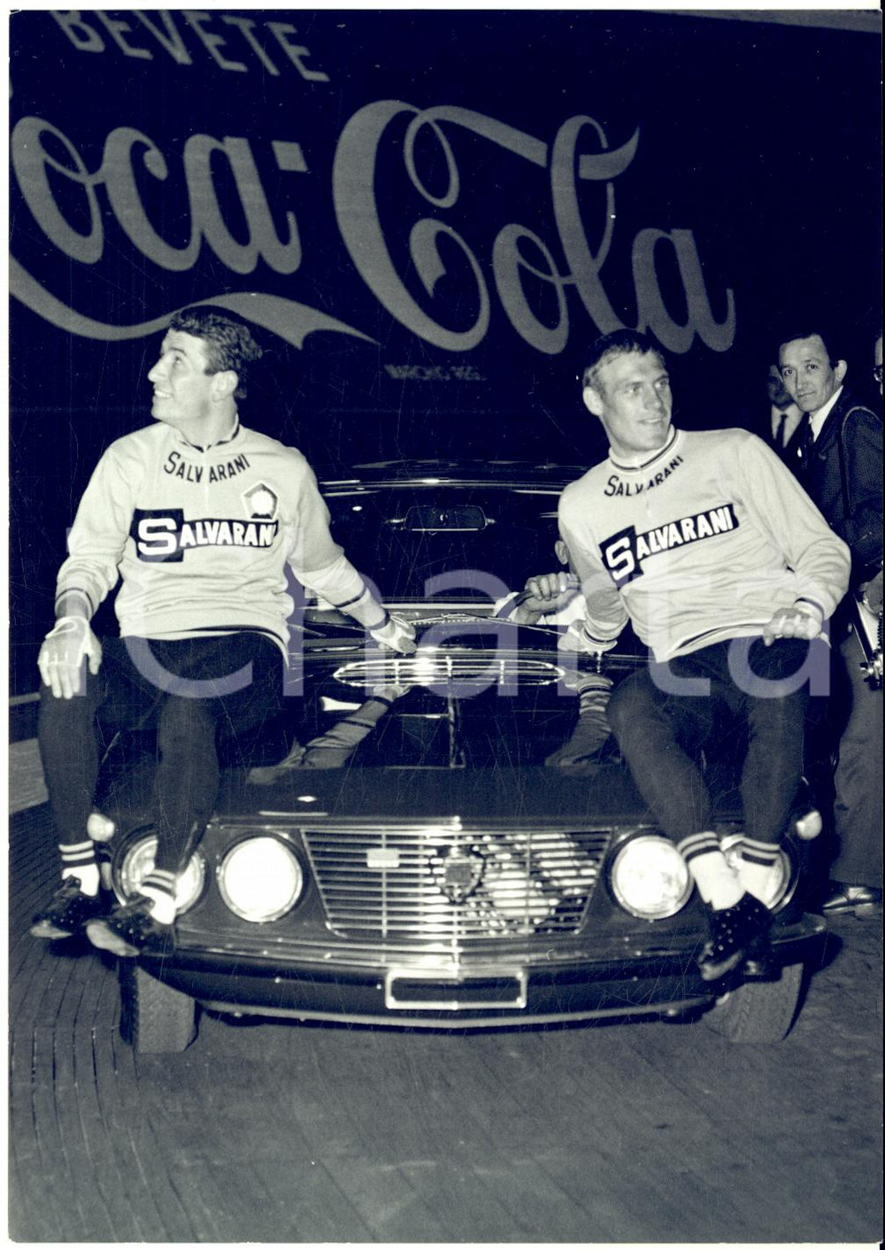 1968 SEI GIORNI DI MILANO Rudi ALTIG e Felice GIMONDI con pubblicitÃ  COCA COLA Fotografia d'epoca con didascalia coeva al verso. CONDIZIONI: G FORMATO: 13x18 cm      originale e autentica 1