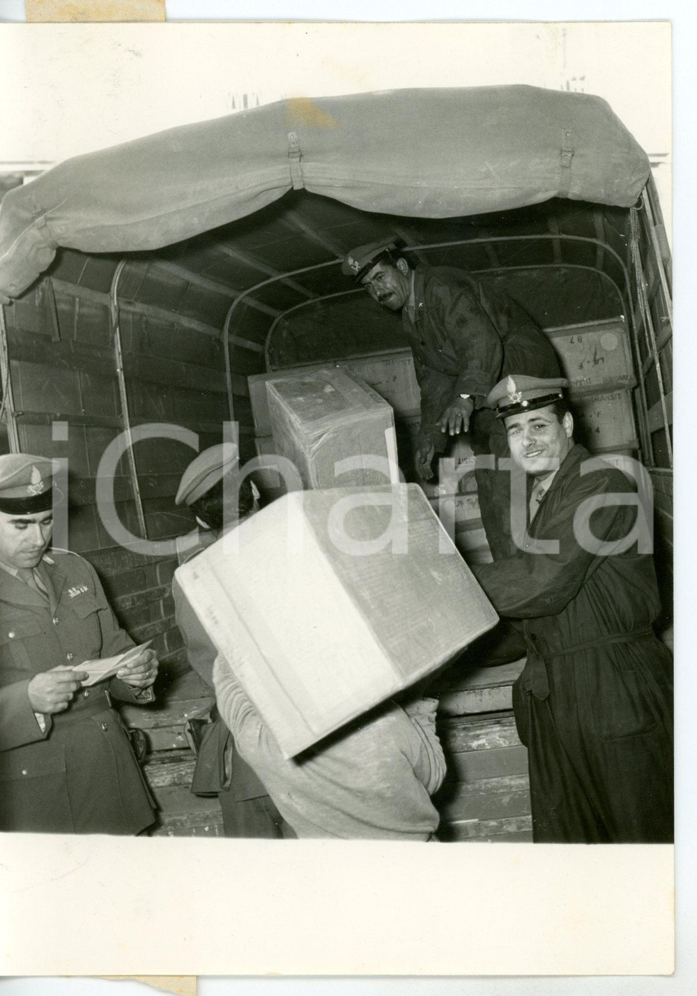 1959 GELA GUARDIA DI FINANZA Sequestro sigarette di contrabbando in un casolare Fotografia d'epoca con didascalia coeva.  CONDIZIONI: FAIR (piccole piegature ai margini; piccolo alone al margine superiore) FORMATO: 13x18 cm     originale e autentica 1