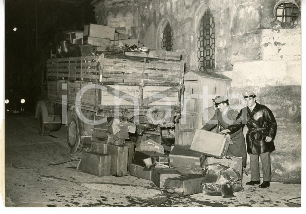 1955 ca PALERMO - GUARDIA DI FINANZA Sequestro sigarette di contrabbando *Foto Fotografia d'epoca con didascalia coeva.  CONDIZIONI: G (ma minimi difetti di stampa) FORMATO: 18x13 cm     originale e autentica 1