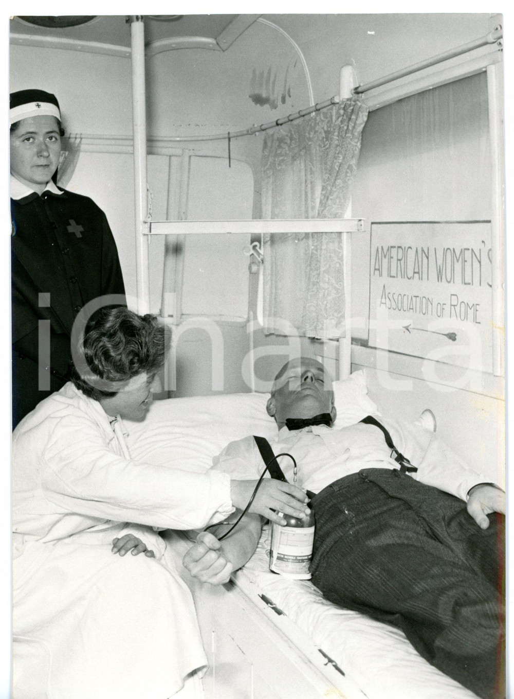 1958 ROMA Associazione DONNE AMERICANE Donazione di sangue per bambini bisognosi Fotografia d'epoca con didascalia coeva.  CONDIZIONI: G (ma minime piegature) FORMATO: 13x18 cm     originale e autentica 1
