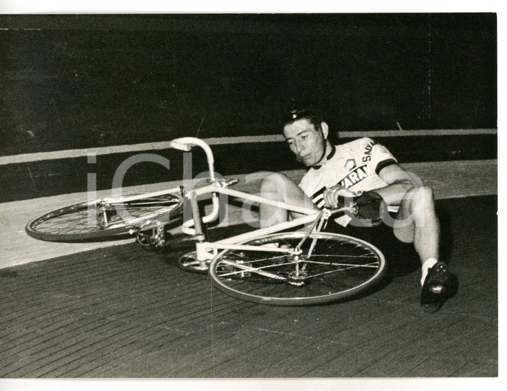 1968 CICLISMO - SEI GIORNI DI MILANO Caduta di Felice GIMONDI *Foto 18x13 cm Fotografia d'epoca con didascalia coeva.  CONDIZIONI: FAIR (bassa qualit&agrave; e difetti di stampa) FORMATO: 18x13 cm     originale e autentica 1