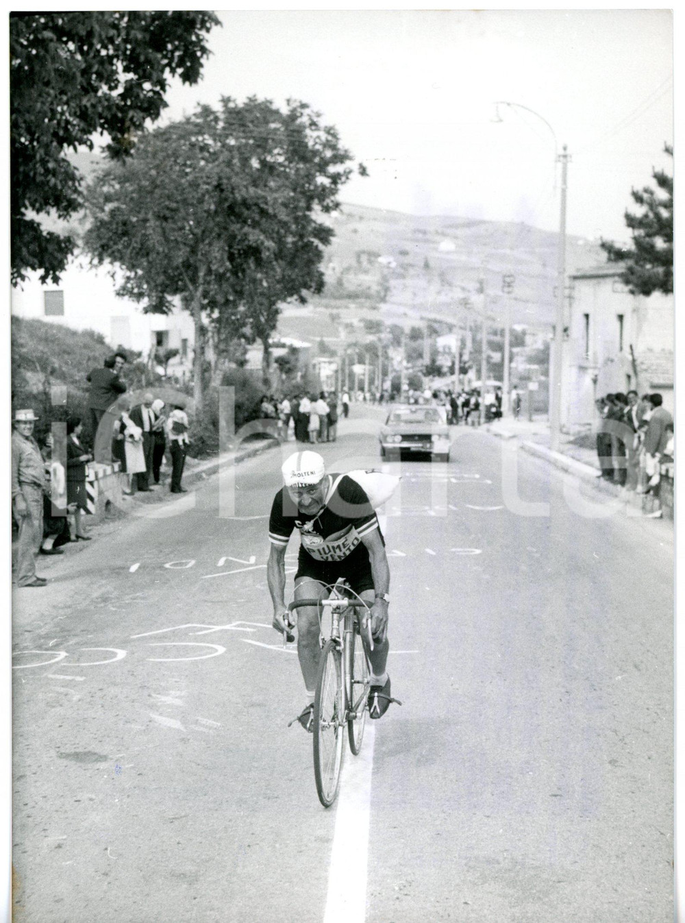1967 GIRO D'ITALIA Ciclista in maglia nera prende parte alla gara *Foto 13x18 Fotografia d'epoca con didascalia coeva.  CONDIZIONI: G (ma timbro lievemente sovraimpresso) FORMATO: 13x18 cm     originale e autentica 1
