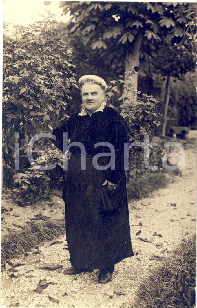 1920 ca ITALIA - COSTUME - Ritratto di anziana donna in abito scuro *Foto Fotografia d'epoca, in formato cartolina postale.CONDIZIONI: GFORMATO: 9x14 cm    originale e autentica 1