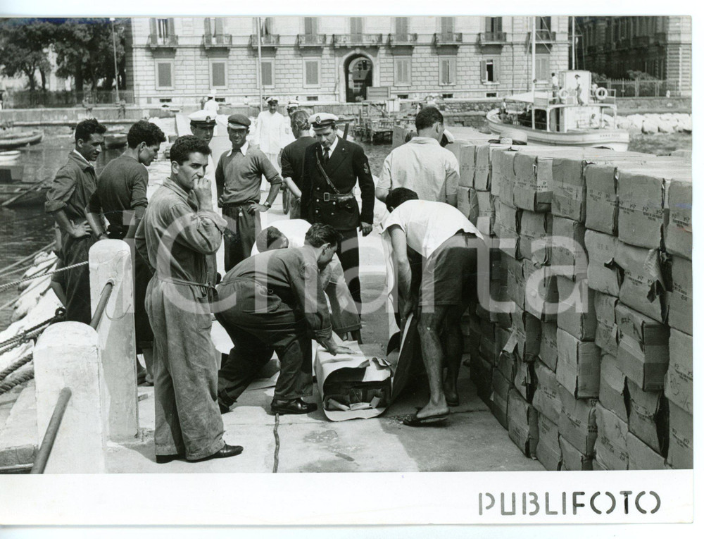 1955 NAPOLI "FORTUNELLO" Blitz Guardia di Finanza per contrabbando sigarette  Fotografia d'epoca con didascalia coeva.  CONDIZIONI: G (ma lieve ondulatura al margine destro) FORMATO: 18x13 cm     originale e autentica 1