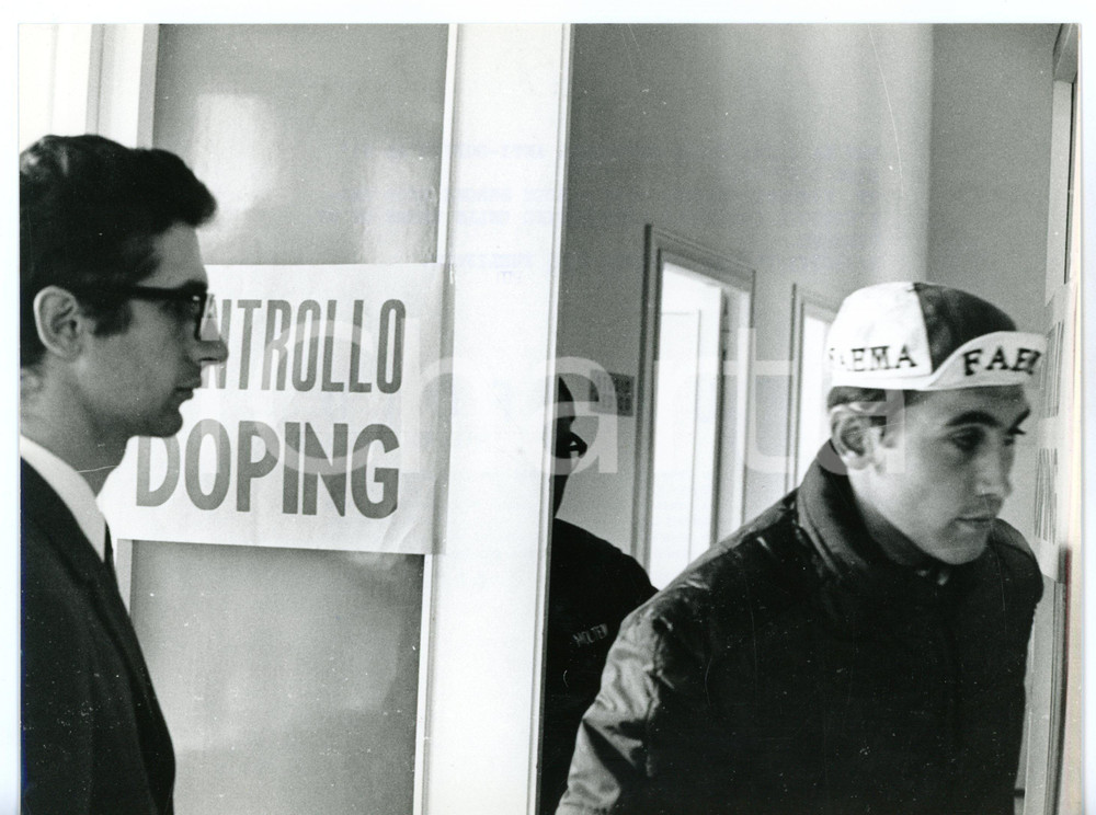 1968 CICLISMO GIRO D'ITALIA SAINT-VINCENT Eddy MERCKX dopo controllo antidoping Fotografia d'epoca con didascalia coeva.  CONDIZIONI: FAIR (bassa qualit&agrave; di stampa e lievi difetti di stampa) FORMATO: 24x18 cm     originale e autentica 1