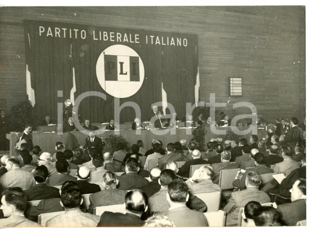 1958 ROMA - EUR VII Congresso PLI - Discorso di Raffaele DE CARO *Foto 18x13 cm Fotografia d'epoca con didascalia coeva.  CONDIZIONI: G (ma lievi difetti di stampa) FORMATO: 18x13 cm     originale e autentica 1
