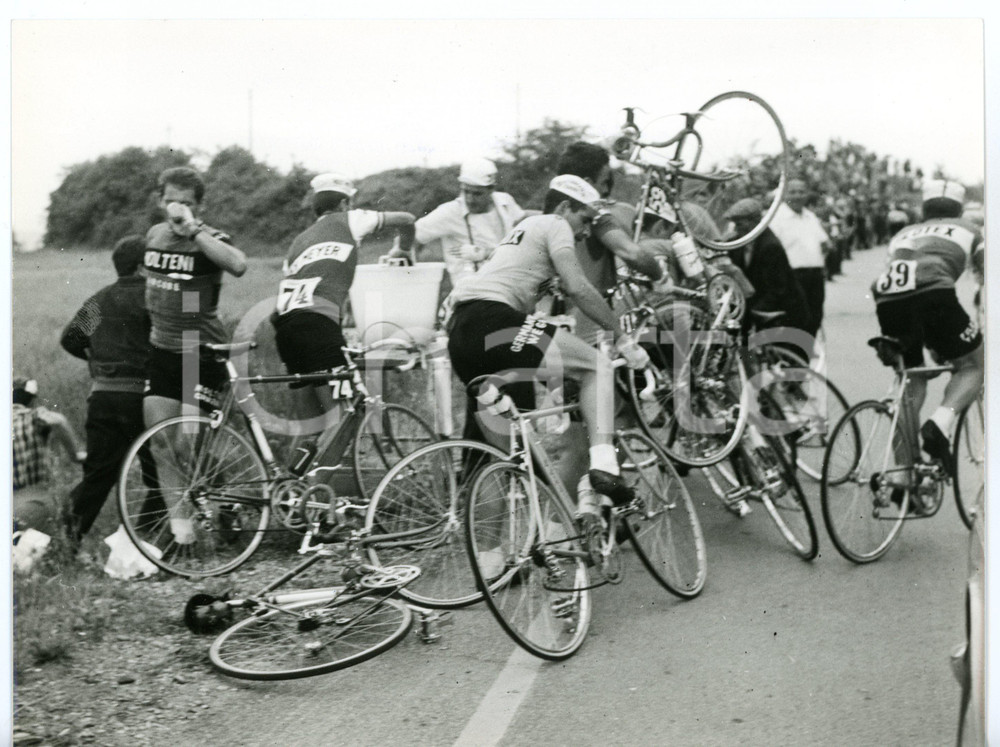 1967 CICLISMO GIRO D'ITALIA Firenze-Chianciano Terme - Corridori al rifornimento