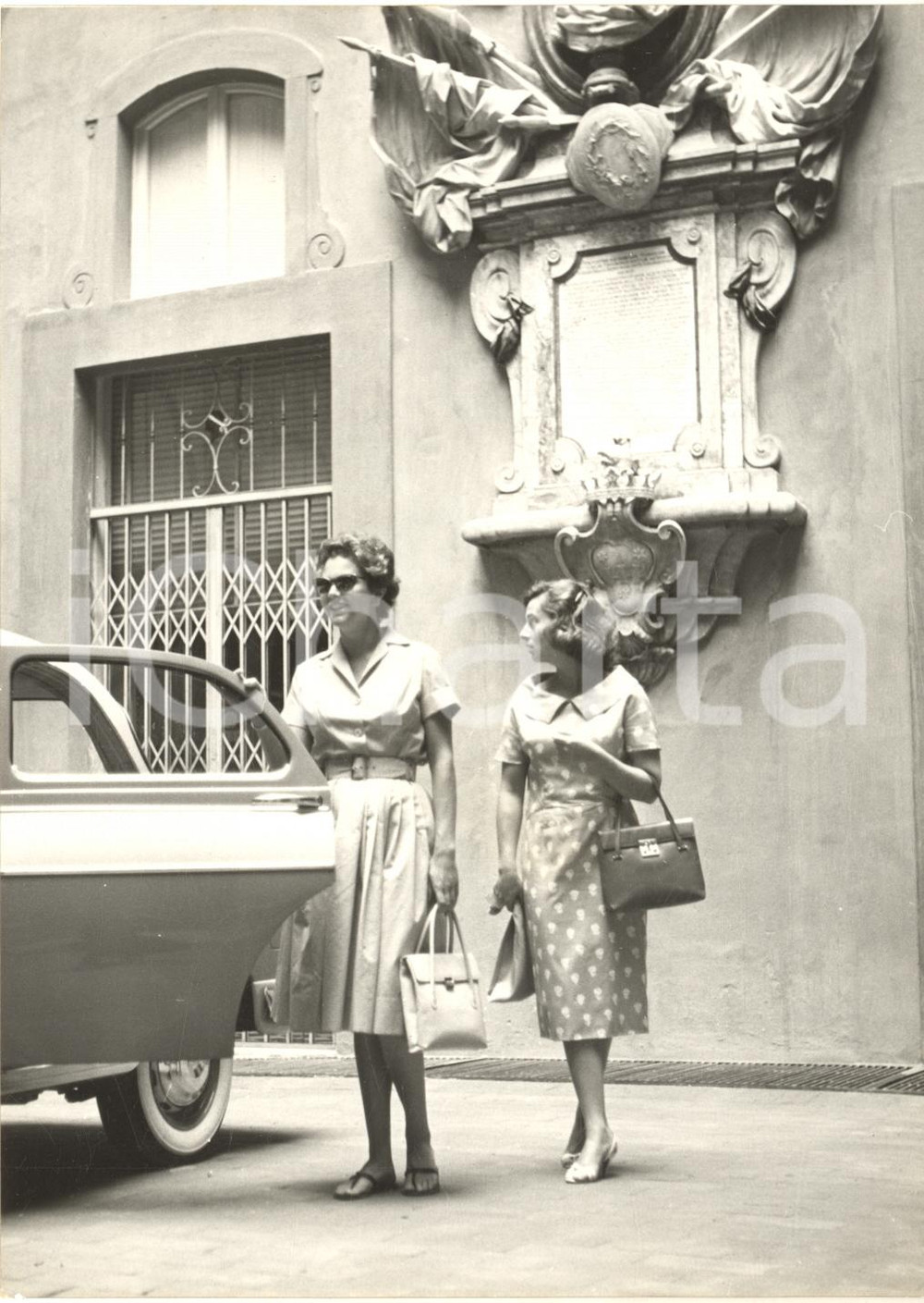 1959 FIRENZE Maria Pia di Savoia ed Elisabetta di Yugoslavia a Palazzo Pucci  Fotografia d'epoca con didascalia coeva al verso.    CONDIZIONI: G  FORMATO: 13x18 cm     originale e autentica 1